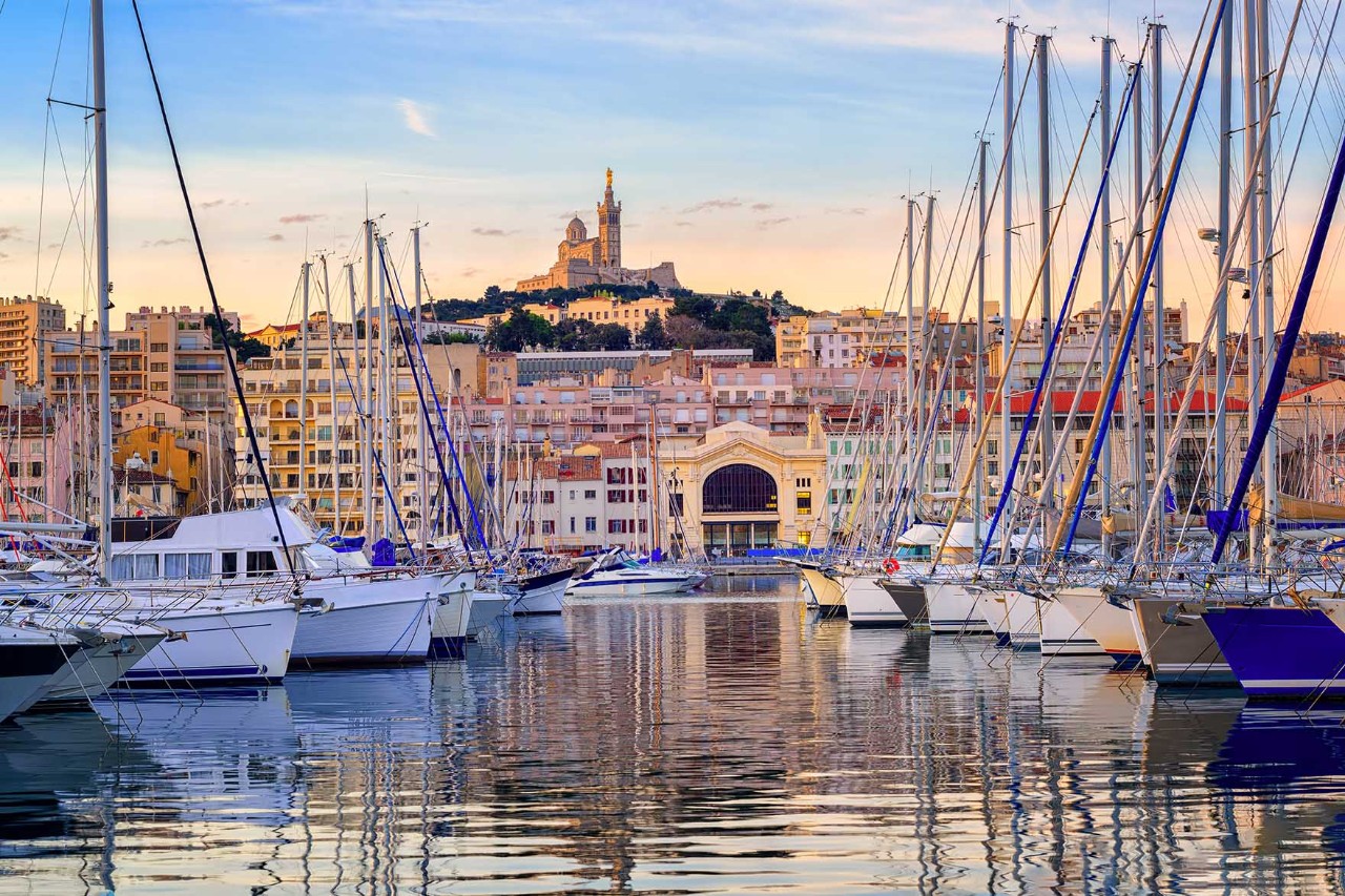 Boote im Vieux-Port von Marseille vor bunten Häuserfassaden.