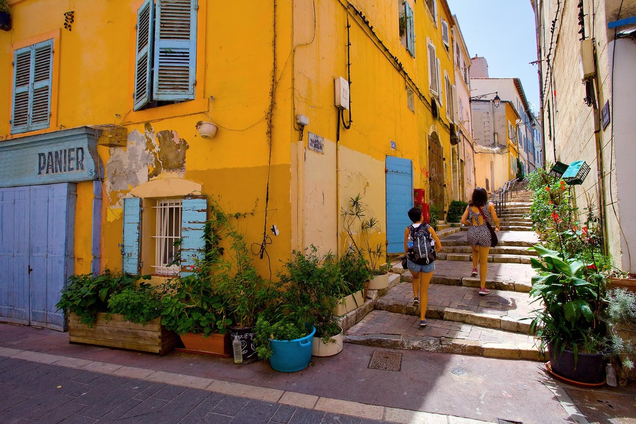 Bunte Fassaden und Gassen im Künstlerviertel Le Panier in Marseille.