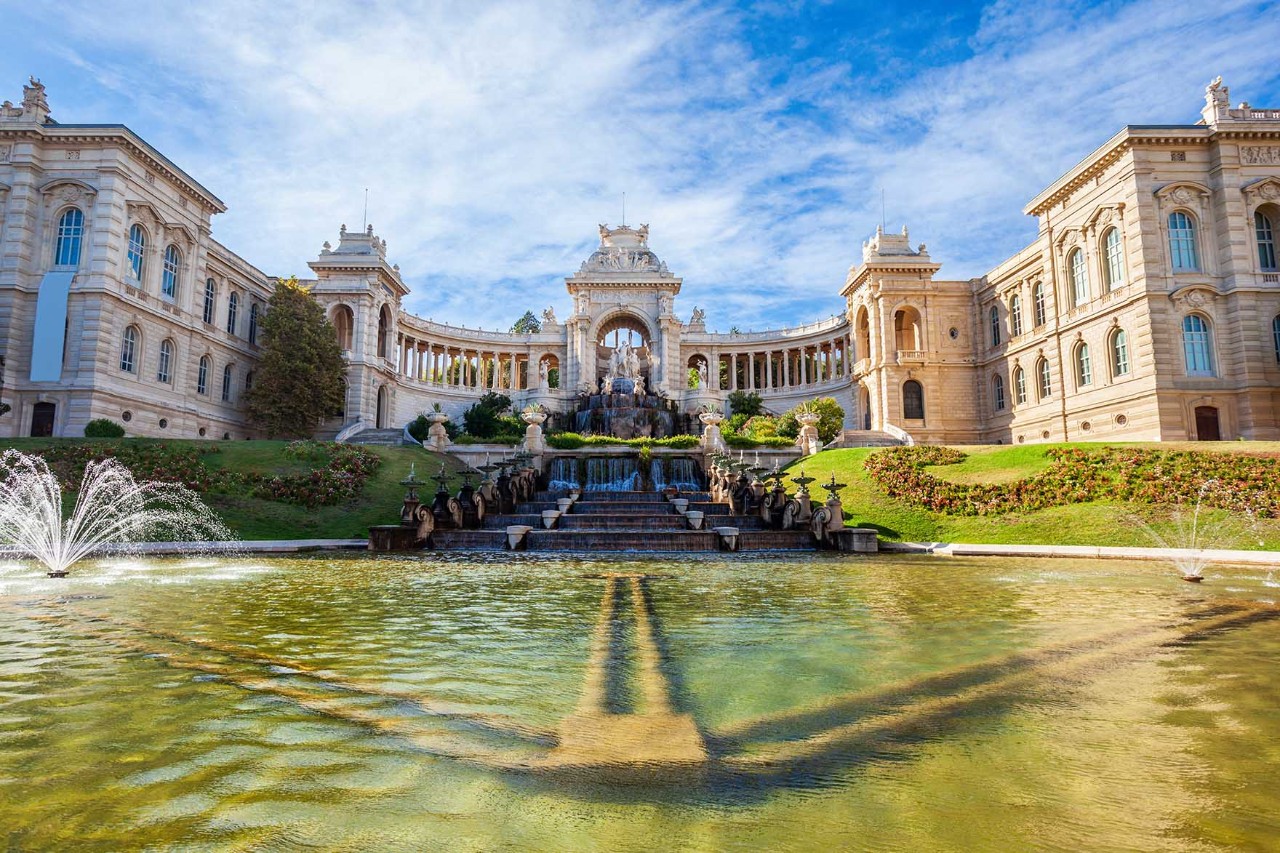 Palais Longchamp mit Brunnenanlage und monumentaler Fassade.
