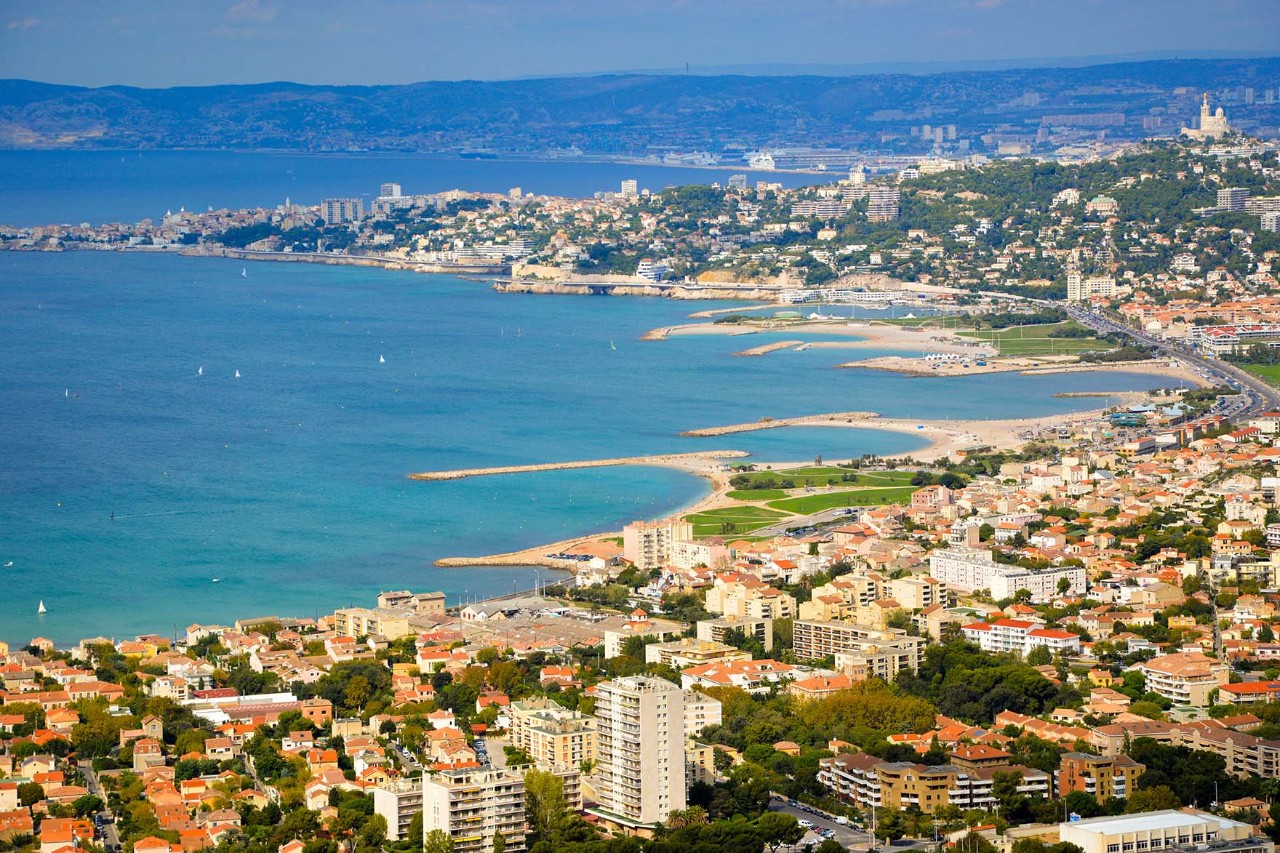 Luftbild von Marseille mit Hafen, Altstadt und Mittelmeer.