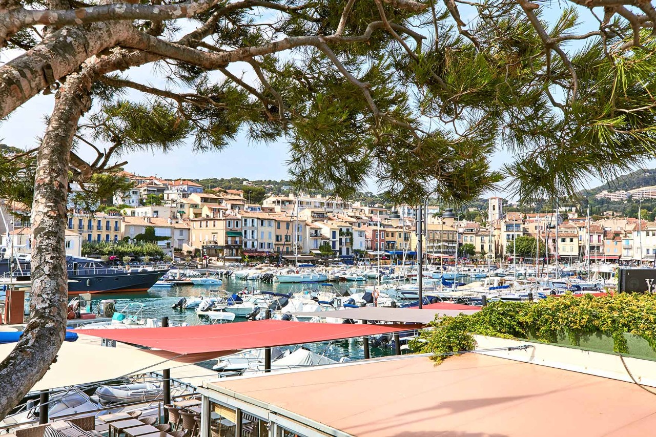 Hafen von Cassis mit Booten und bunten Häusern an der Küste.