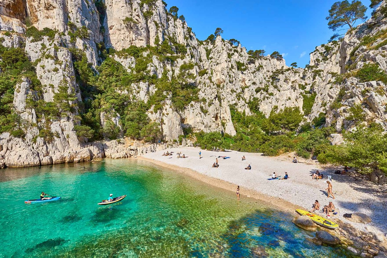 Felsige Calanques mit türkisblauem Wasser bei Marseille.