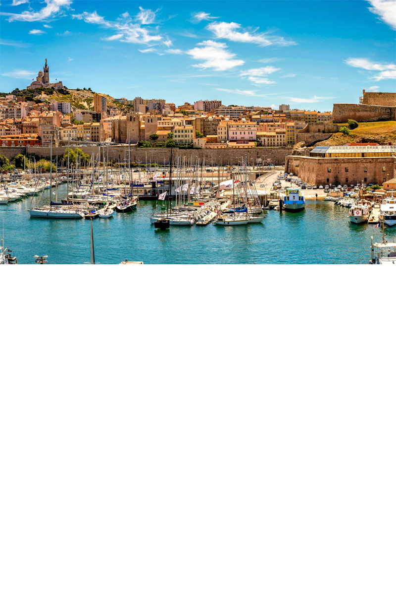 Hafen von Marseille mit Booten und historischen Gebäuden.
