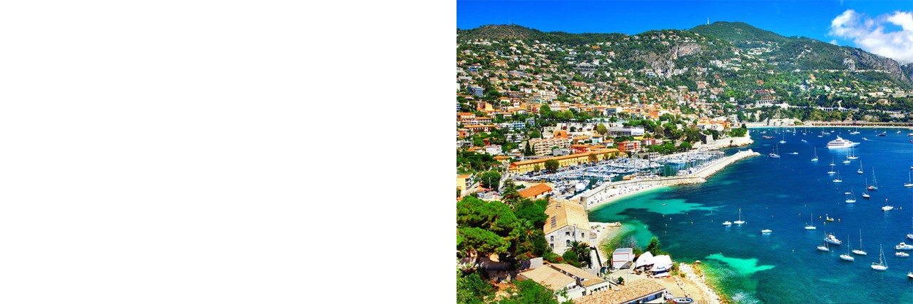 Panoramablick auf Nizza, besiedelte grüne Hänge, Hafen und Strand, blauer Ozean mit vielen kleinen Segelbooten