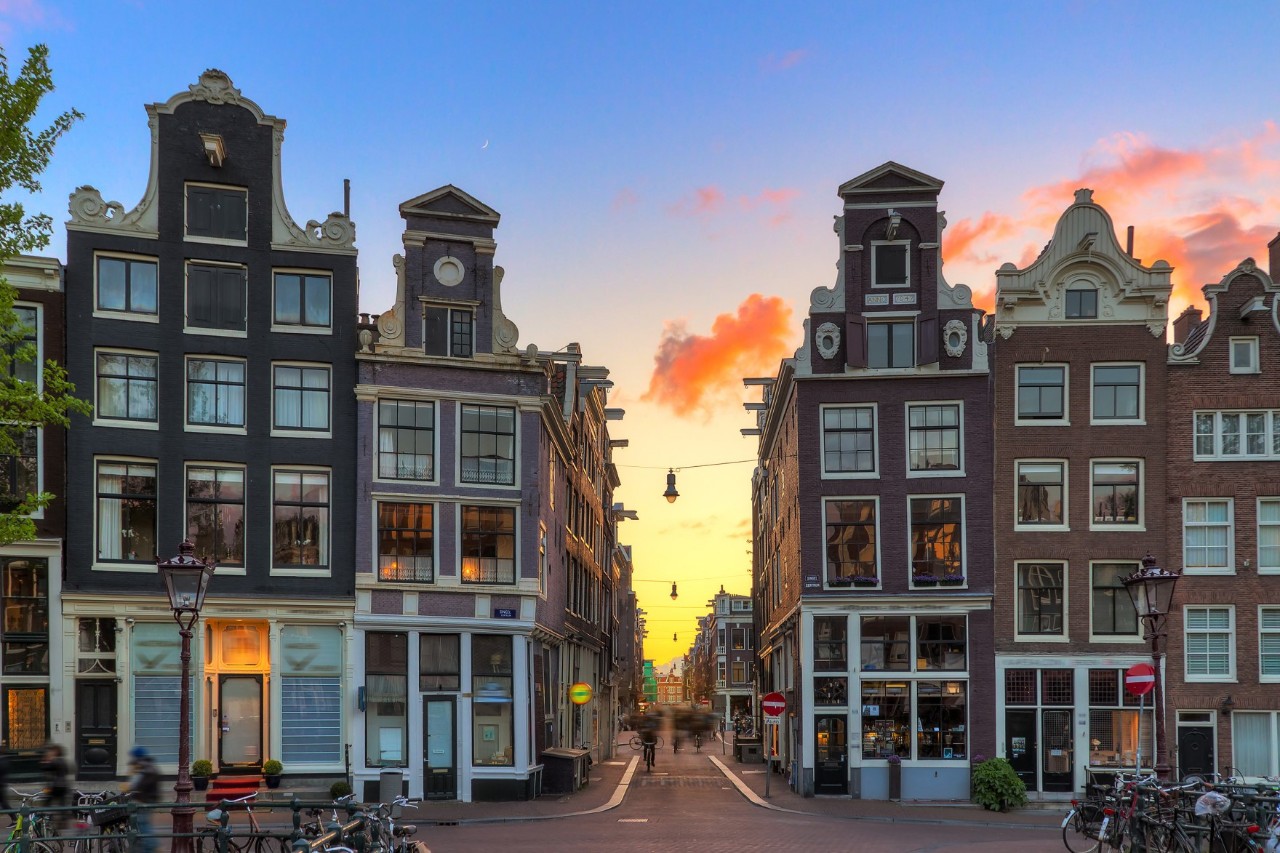 Enge Straße im Jordaan-Viertel mit Cafés und Blumenläden.