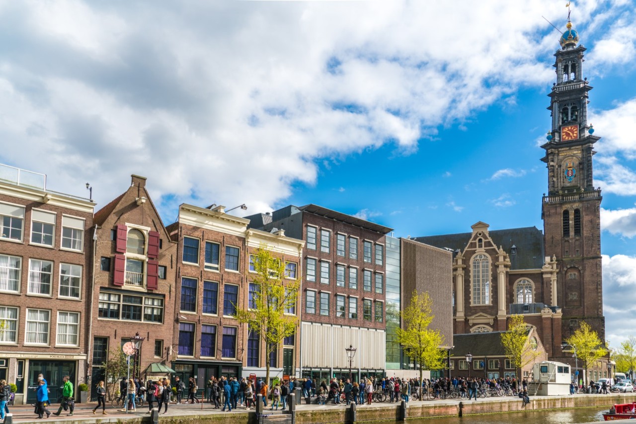 Historisches Anne-Frank-Haus neben der Westerkerk-Kirche.