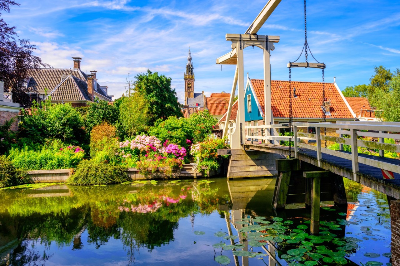 Malerisches Edam mit Brücke über schmalen Kanal und Häusern.