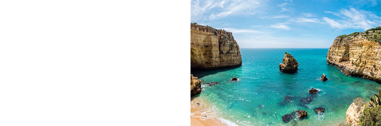 Meeresbucht mit türkisblauem Wasser und Steilküste an der Algarve 