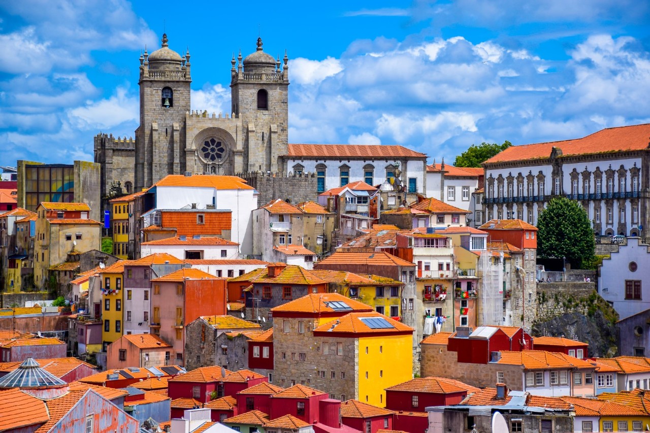 Altstadtdächer von Porto, dahinter die Kathedrale auf dem Hügel.