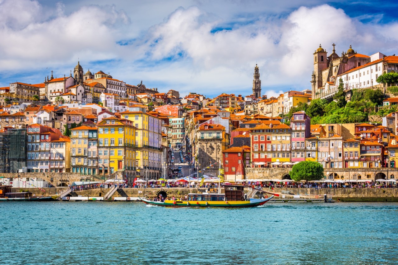 Altstadt von Porto mit bunten Fassaden, vom Wasser aus gesehen.