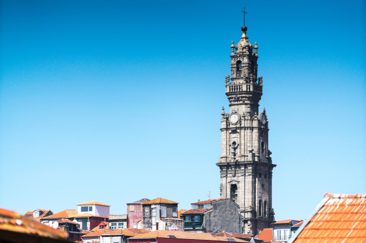 Rote Dächer der Altstadt mit dem Torre dos Clérigos im Hintergrund.