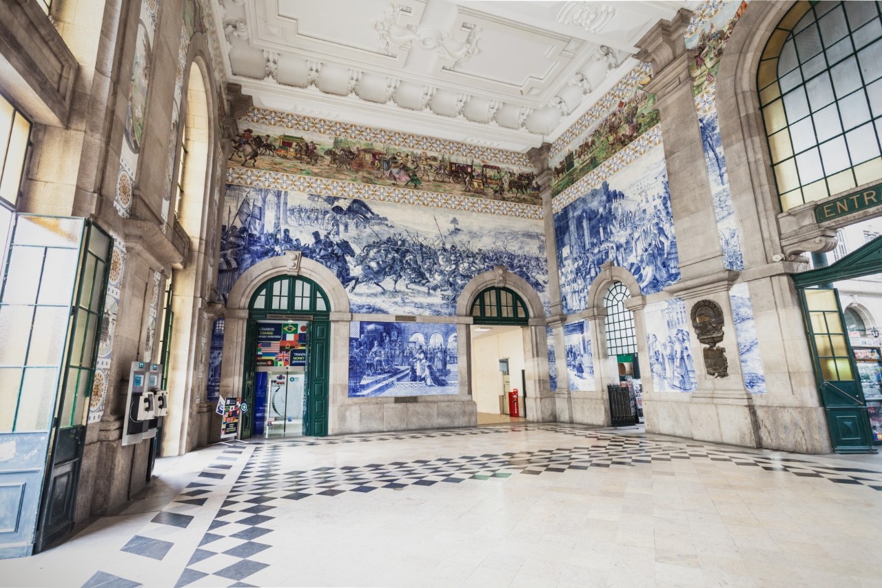 Innenansicht der Halle im Bahnhof São Bento mit Azulejo-Wandbildern.