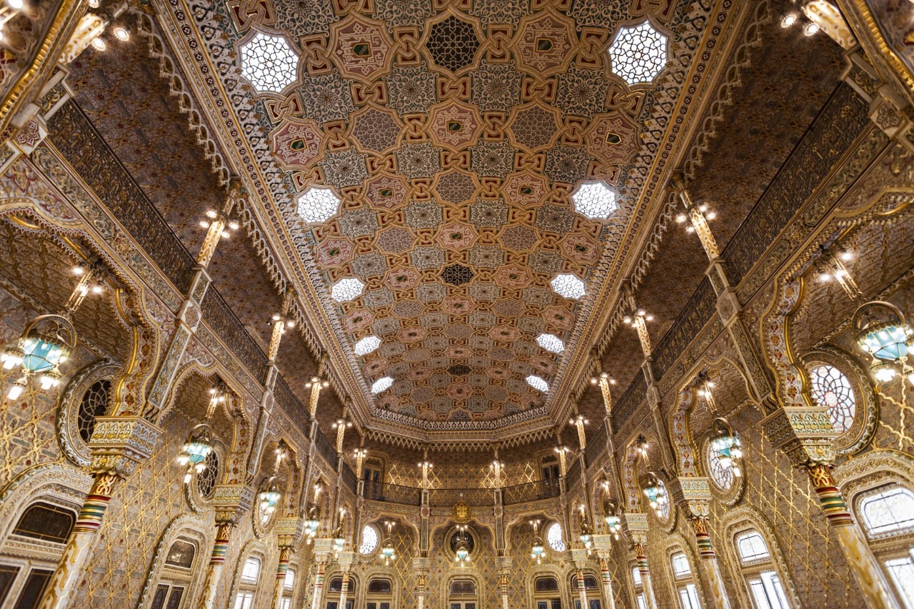 Innenansicht des prunkvollen Salão Árabe im Palácio da Bolsa in Porto.