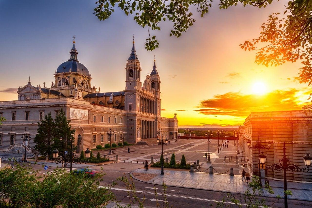 Blick auf die Almudena-Kathedrale bei Sonnenuntergang.