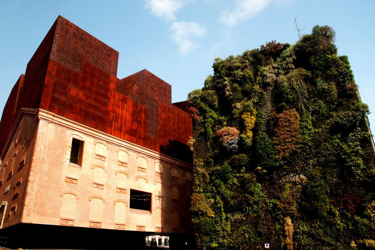 Blick auf vertikale Gartenwand und Kulturzentrum CaixaForum.