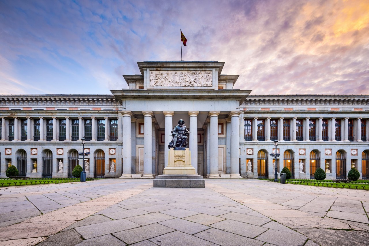 Blick auf das Prado-Museum mit Velázquez-Statue.