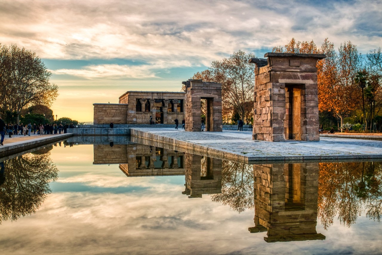 Blick auf Tempel von Debod mit Spiegelung im Wasser.