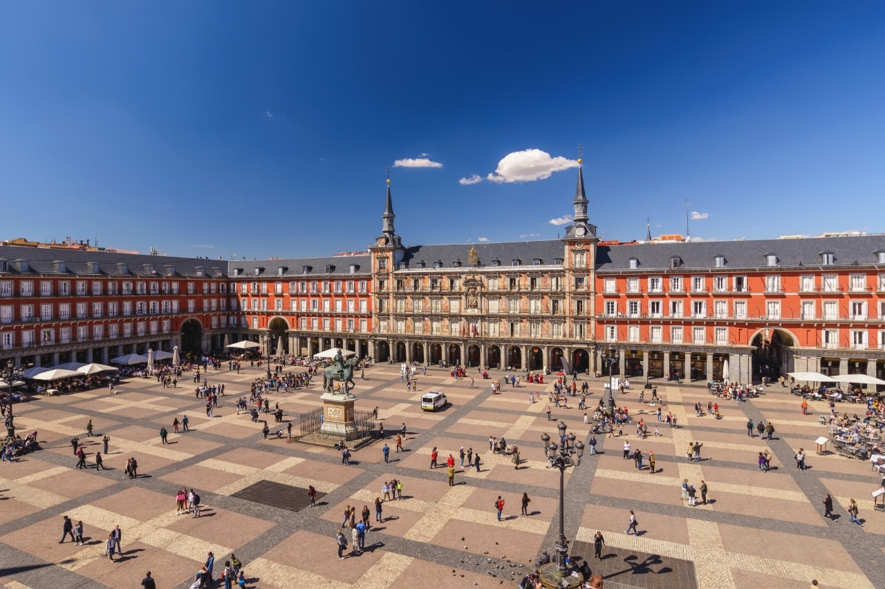 Plaza Mayor mit Reiterstatue und Menschen.