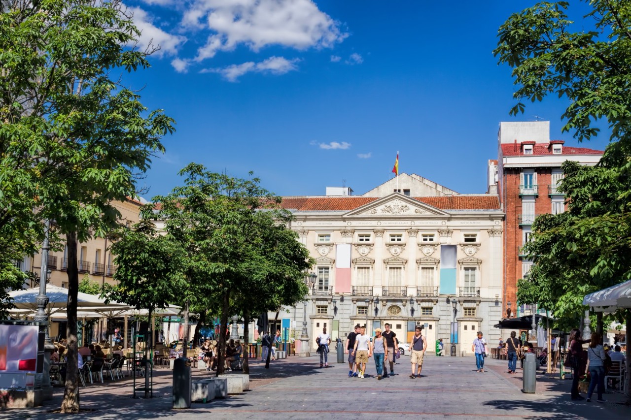 Plaza de Santa Ana mit Bäumen und Straßencafés.