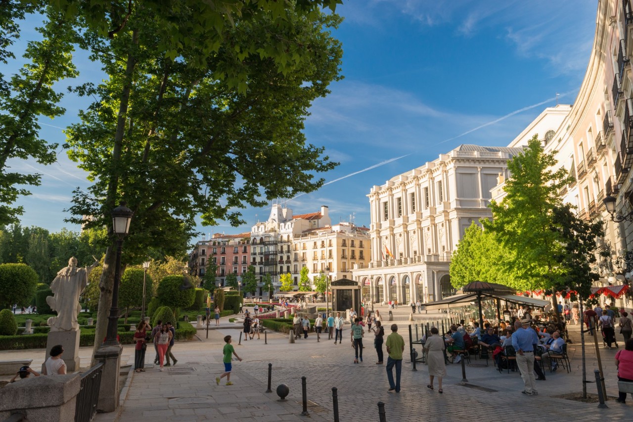 Teatro Real und Umgebung mit vielen Fußgängern.