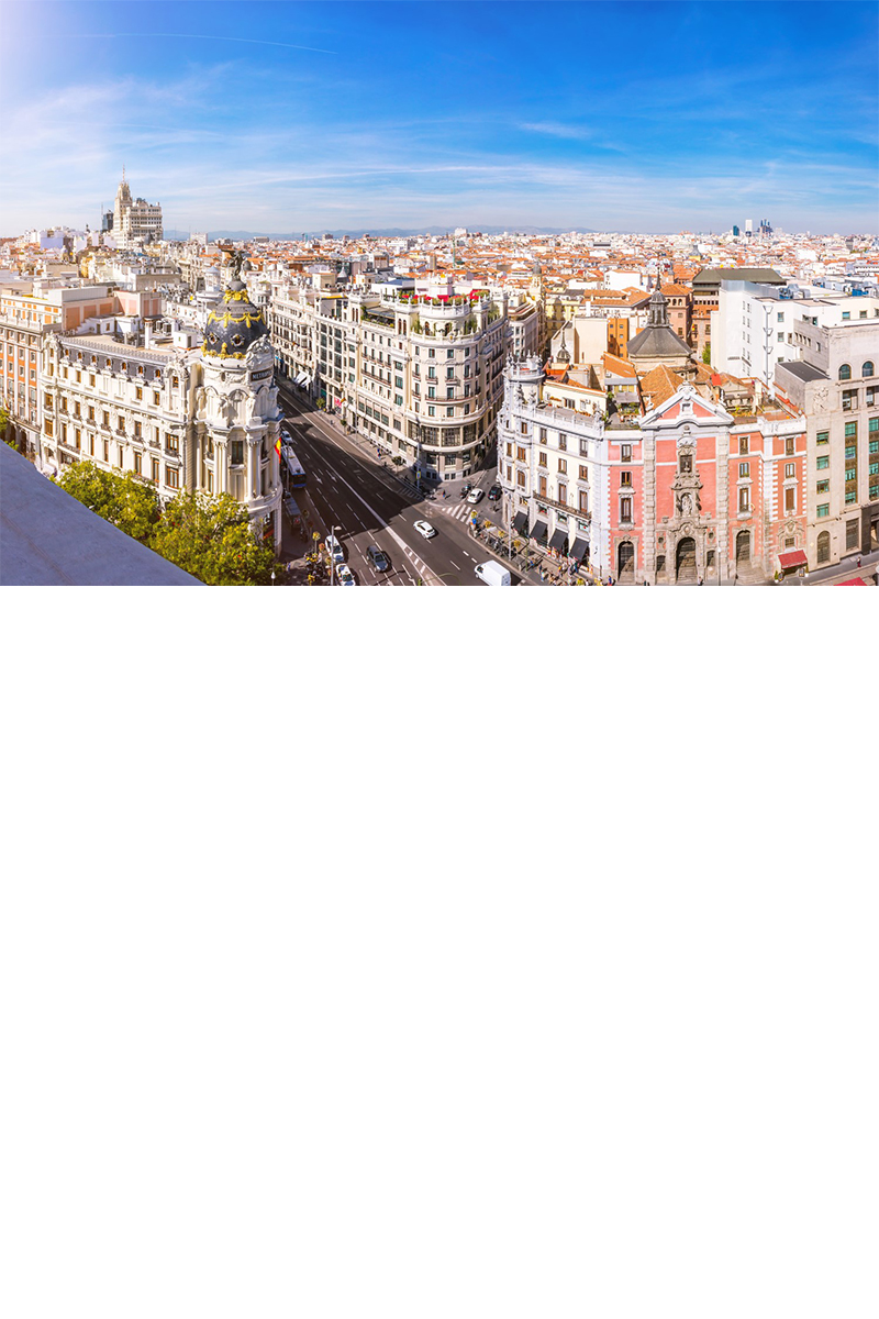 Luftbild von Madrids Gran Vía mit Metropolis-Gebäude.