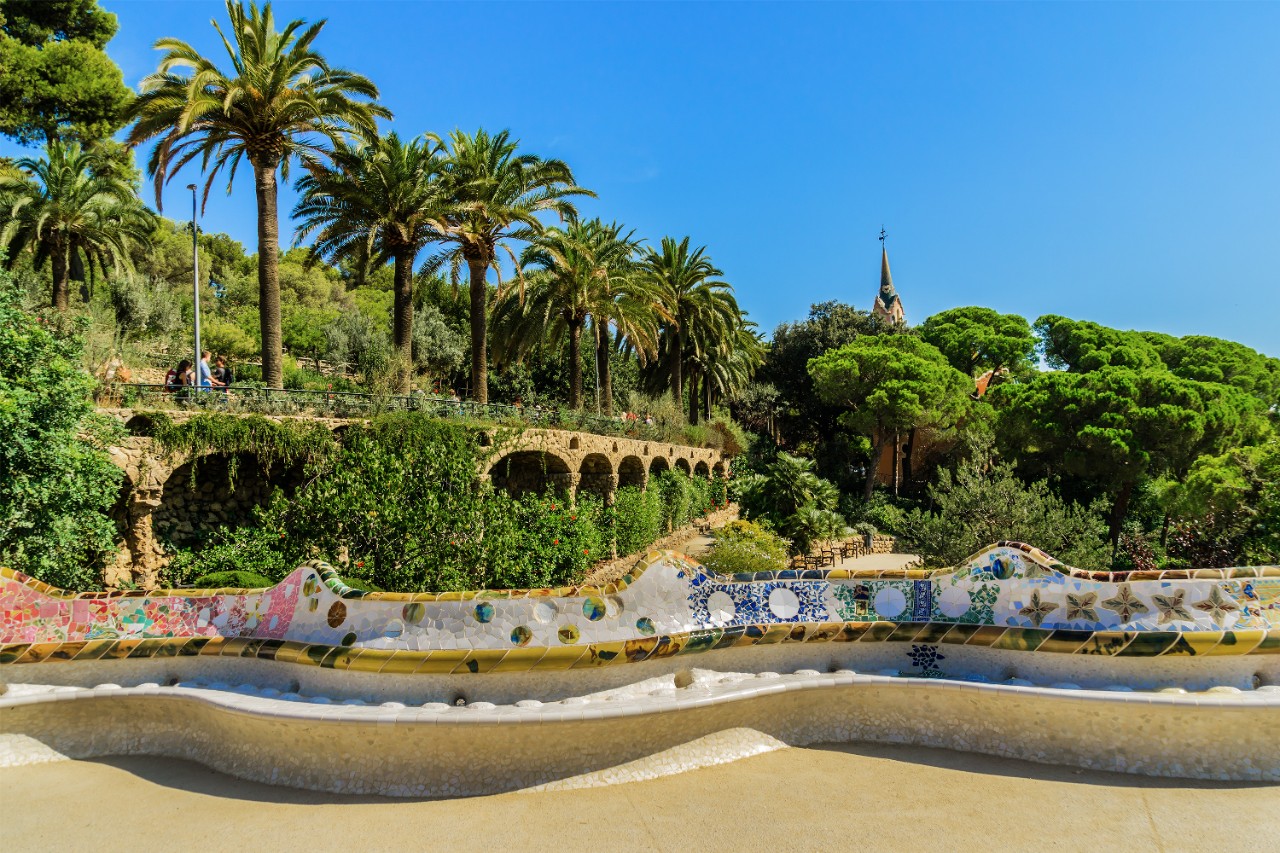 Bunte Mosaikbänke im Park Güell mit Blick über Barcelona.