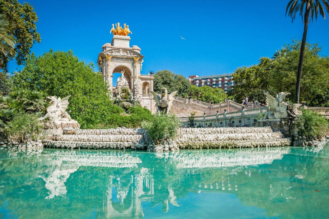 Brunnen mit goldener Quadriga im Parc de la Ciutadella bei Sonnenschein.