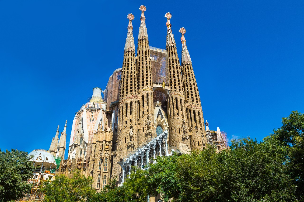  Sagrada Família mit detailreichen Türmen bei Tageslicht.
