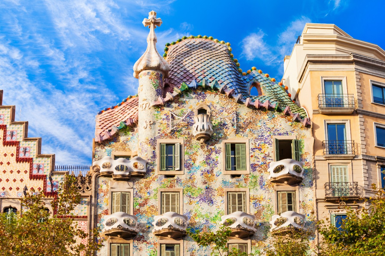 Fassade der Casa Batlló mit geschwungenen Formen und bunten Mosaiken.