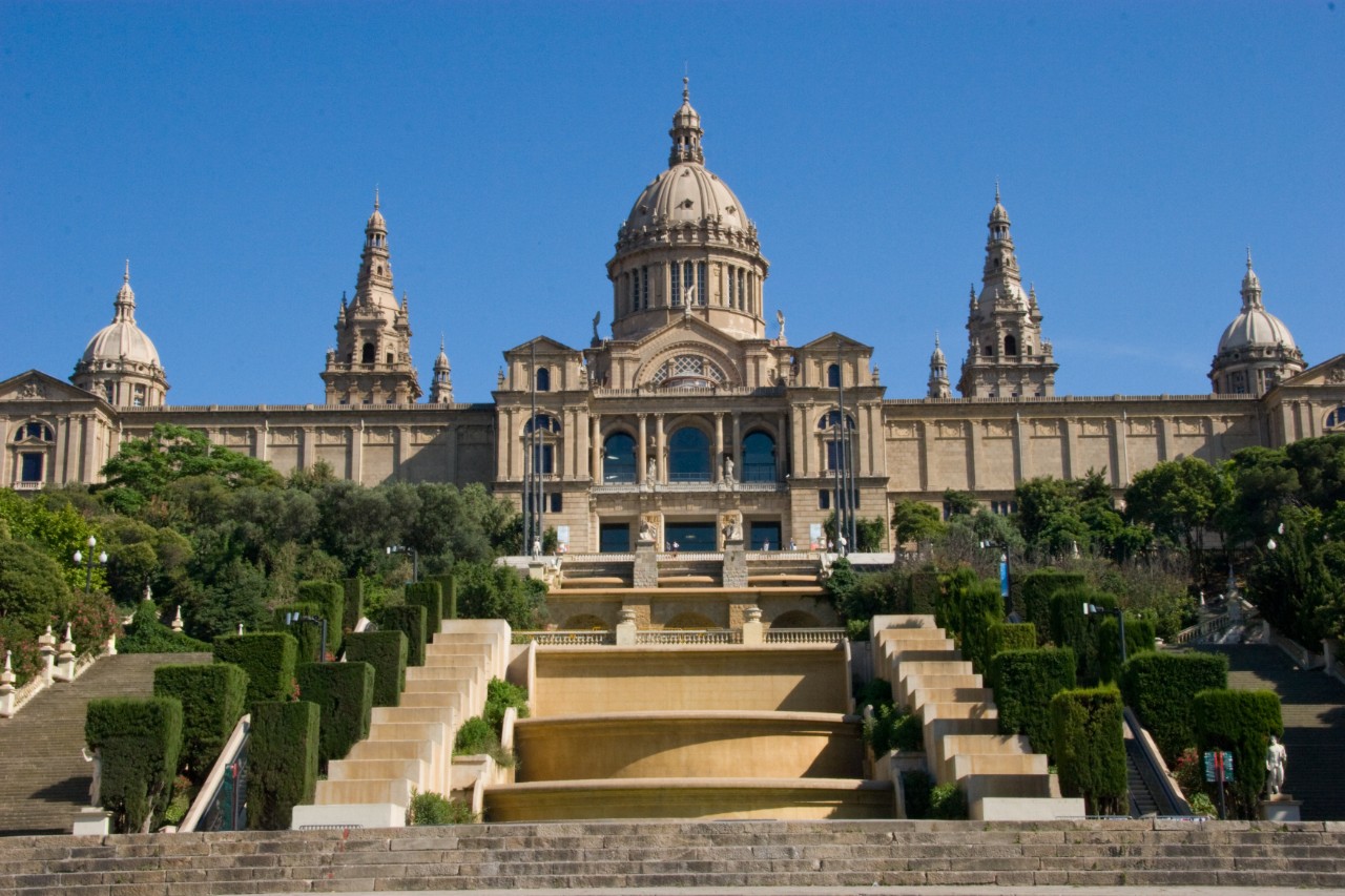  Museu Nacional d’Art mit Kuppel und Treppenanlage vor blauem Himmel.