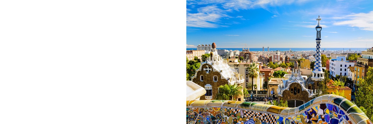 Park Güell mit Stadtpanorama, Sagrada Família und Meer im Hintergrund.