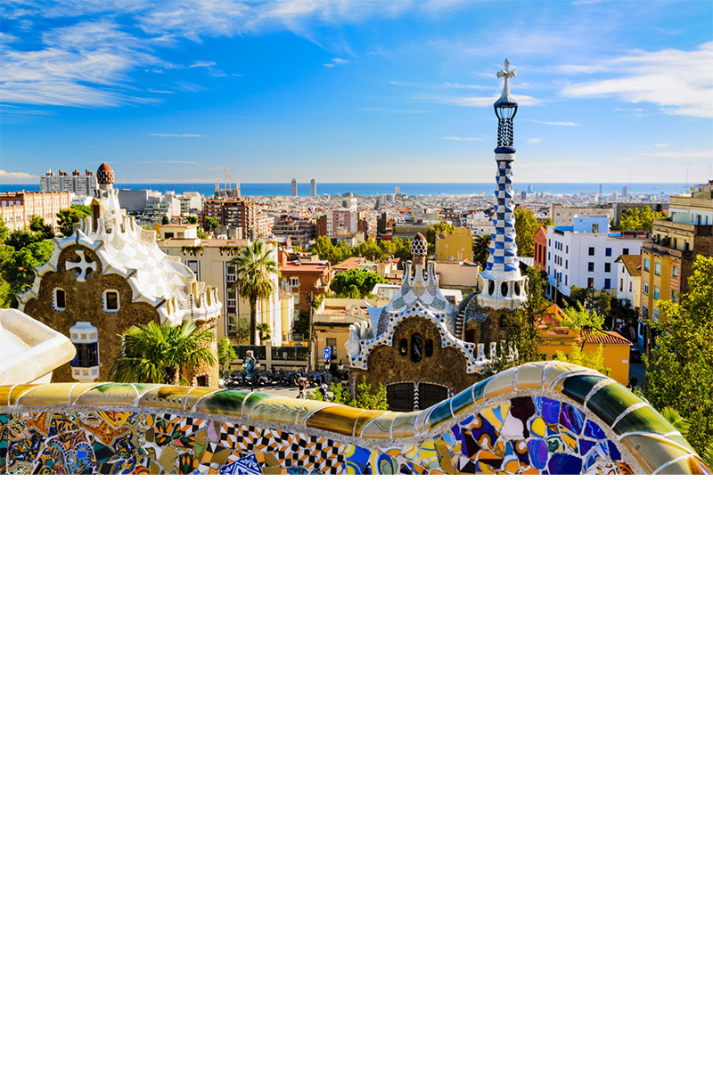 Park Güell mit Stadtpanorama, Sagrada Família und Meer im Hintergrund.