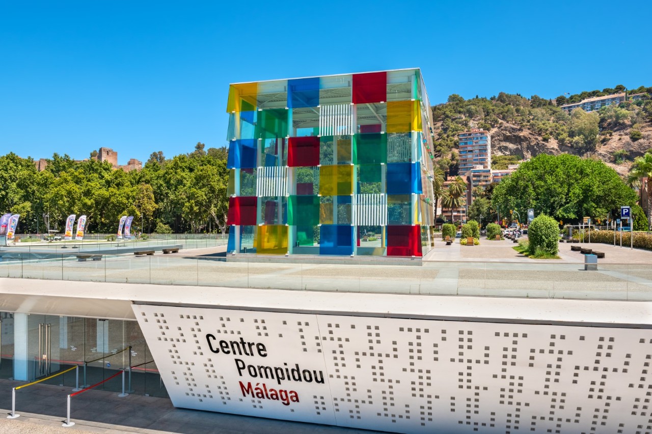 Bunter Glaspavillon des Centre Pompidou Málaga am Hafen bei Sonnenschein.