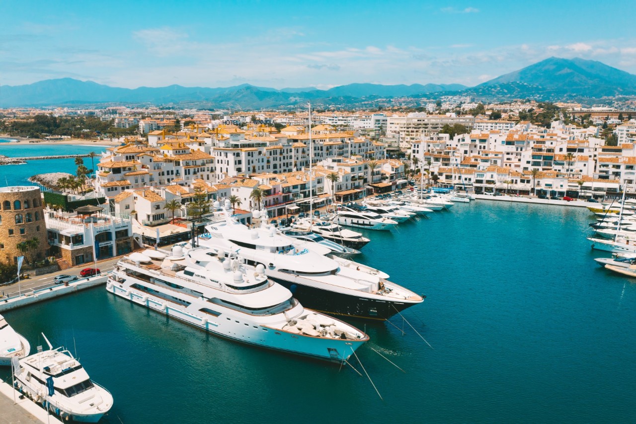 Yachthafen von Marbella mit weißen Gebäuden und Booten im klaren Wasser.