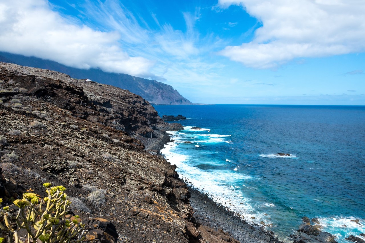 Steinige Felsenküste auf El Hierro 