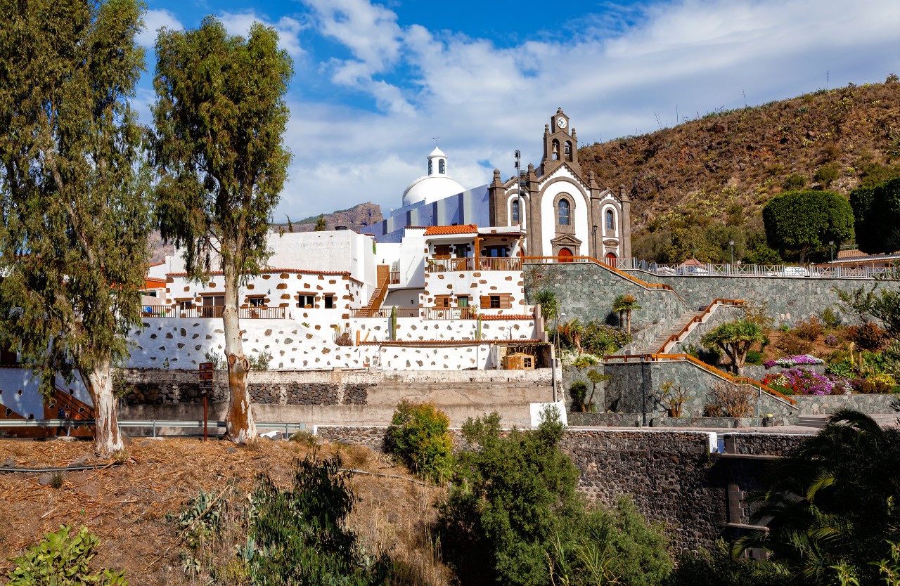 Bergdorf Santa Lucia de Tirajana mit Häusern und Wanderwegen im Osten der Insel.