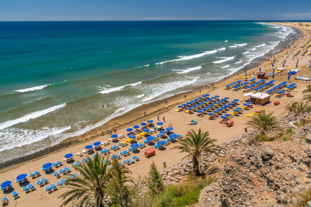Playa del Inglés mit feinem, goldgelbem Sand im Süden der Insel.