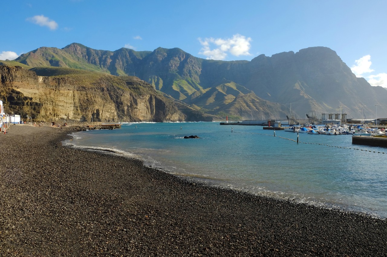 Playa de Agaete mit schwarzem Lavasand und Blick auf das Meer.