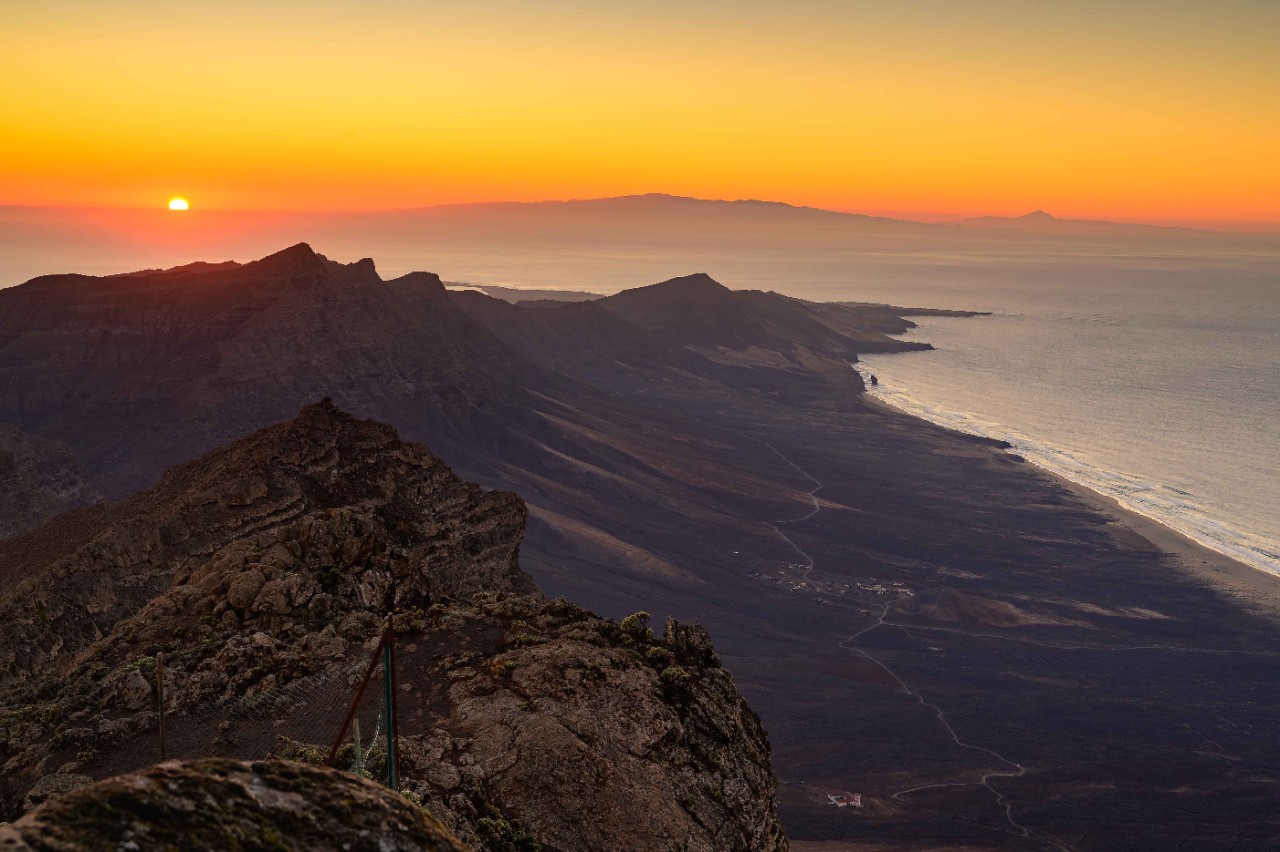 Halbinsel Jandía beim Sonnenaufgang mit Ausblick auf Gran Canaria.