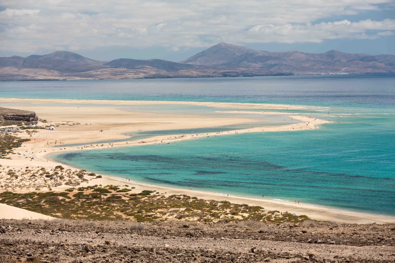 Playa de Sotavento mit Bergen im Hintergrund