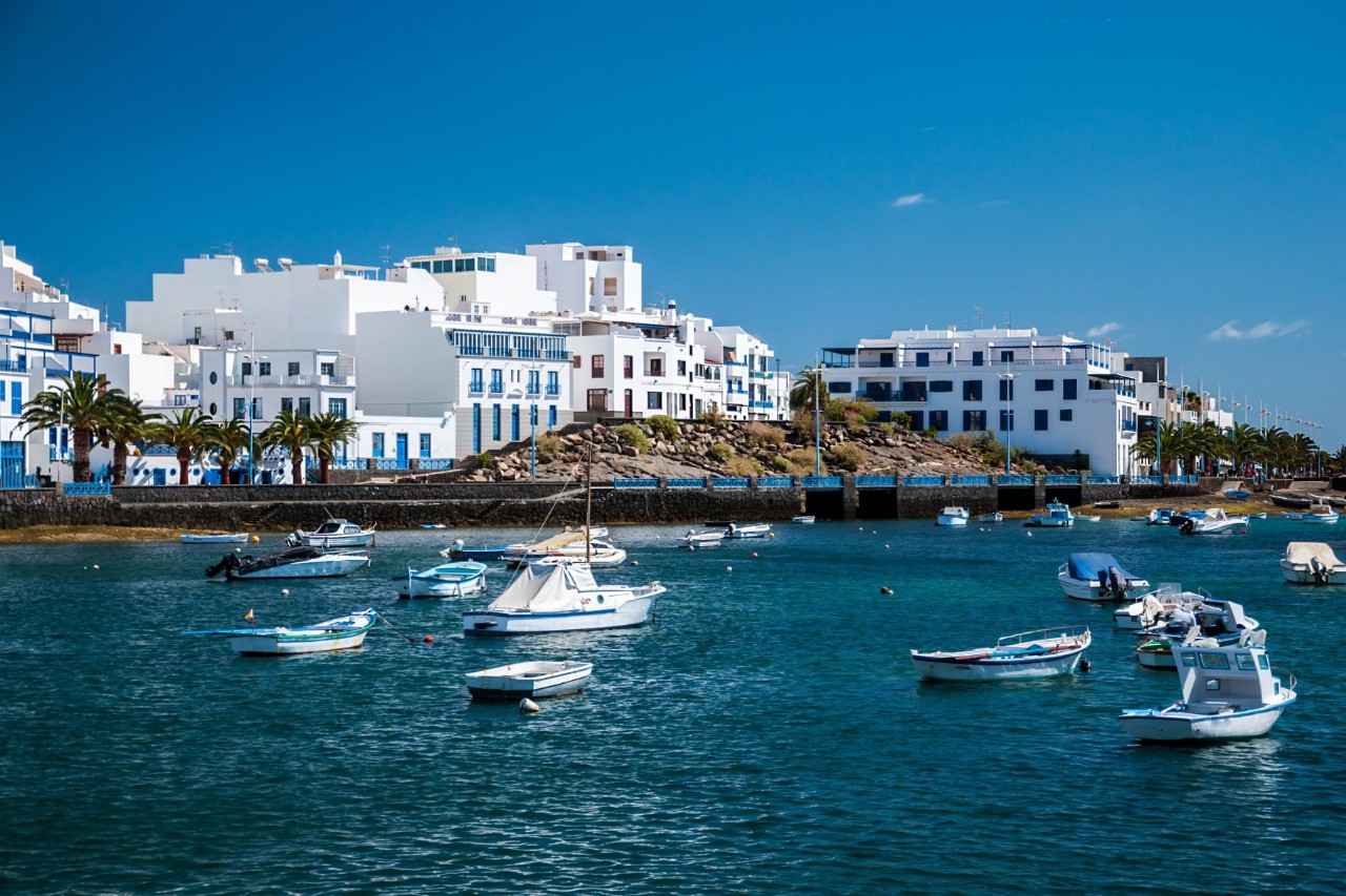 El Charco de San Ginés mit Booten und weißen Häusern am Wasser in Arrecife.
