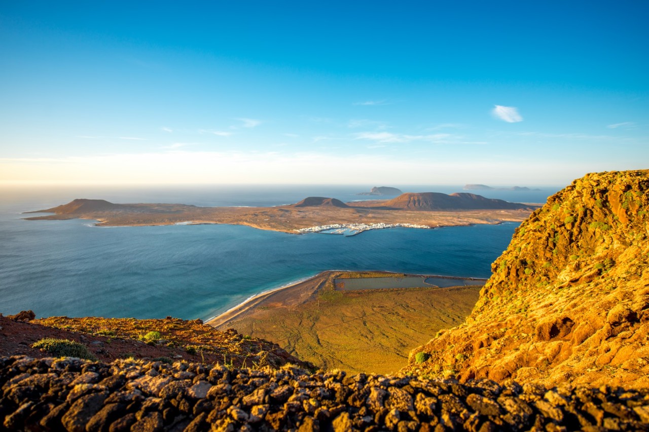 Aussicht vom Mirador del Río auf Insel La Graciosa und türkisblaues Meer.
