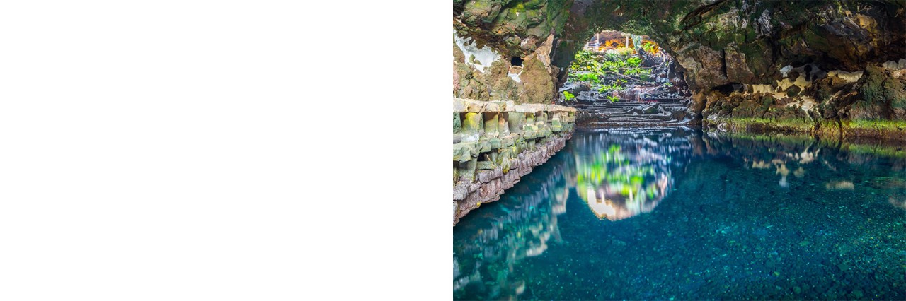 Höhle mit türkisfarbenem Wasser und heller Felsdecke auf Lanzarote.