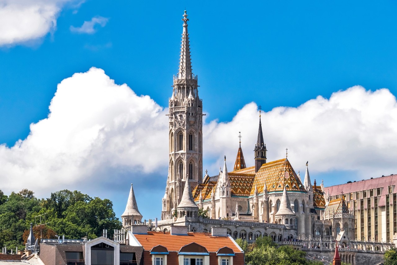Matthiaskirche mit buntem Ziegeldach und gotischem Turm.