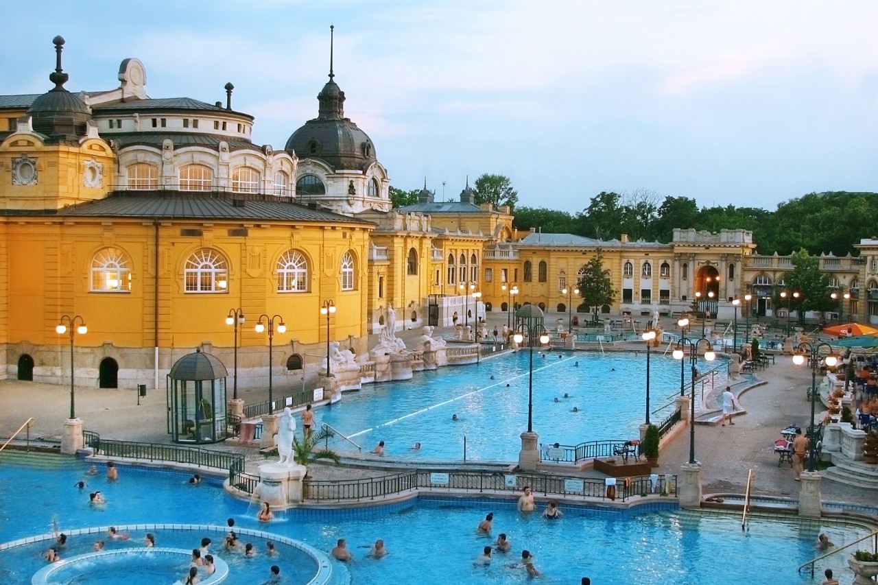 Széchenyi-Thermalbad mit Becken und historischer Fassade.