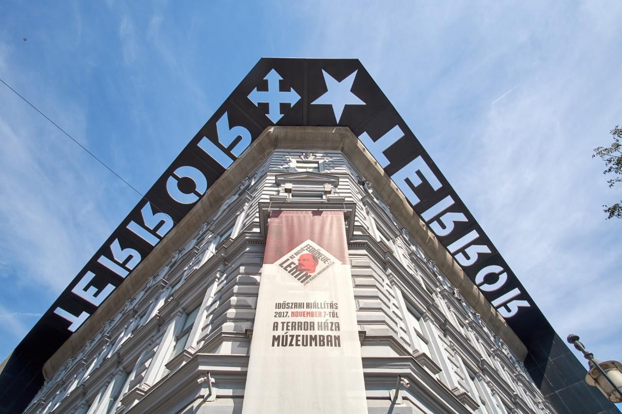 Haus des Terrors mit markanter schwarzer Fassadenaufschrift.