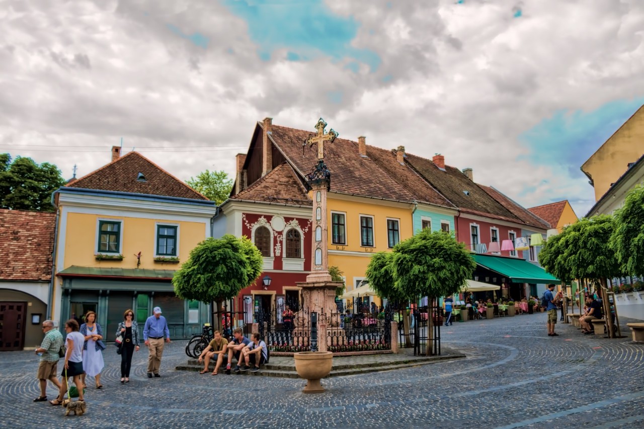 Bunte Häuser und Brunnenplatz im Ort Szentendre.