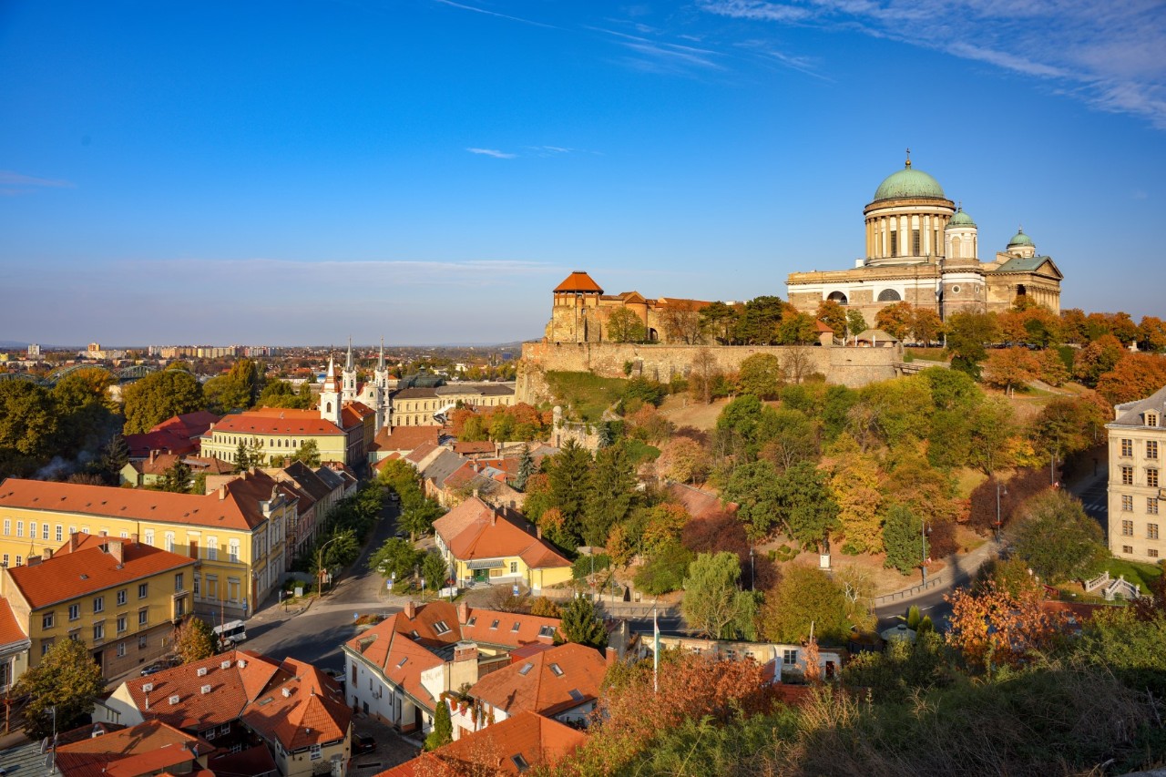 Basilika von Esztergom über Altstadt und Hügeln.
