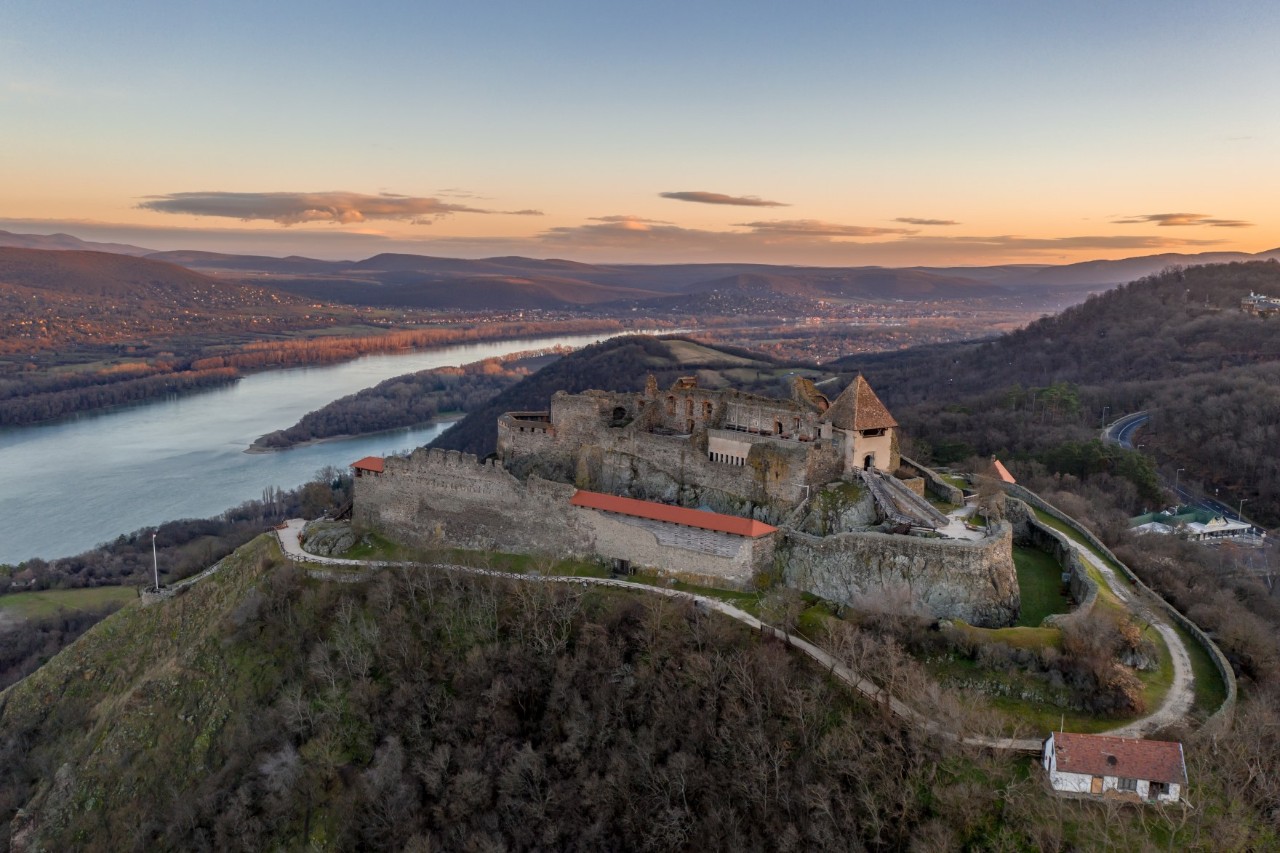 Luftbild der Burgruine Visegrád bei Sonnenuntergang.