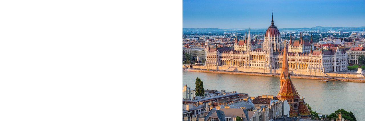 Parlamentsgebäude Budapest an der Donau bei Abendlicht.